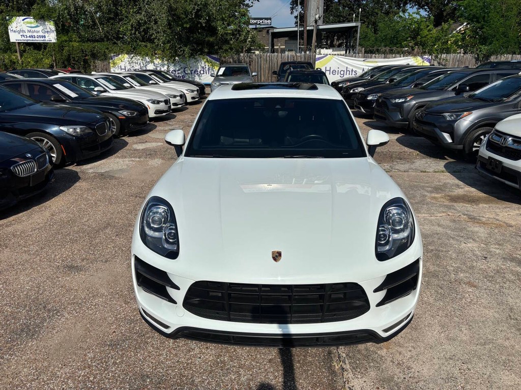 Porsche Macan Vehicle Full-screen Gallery Image 03