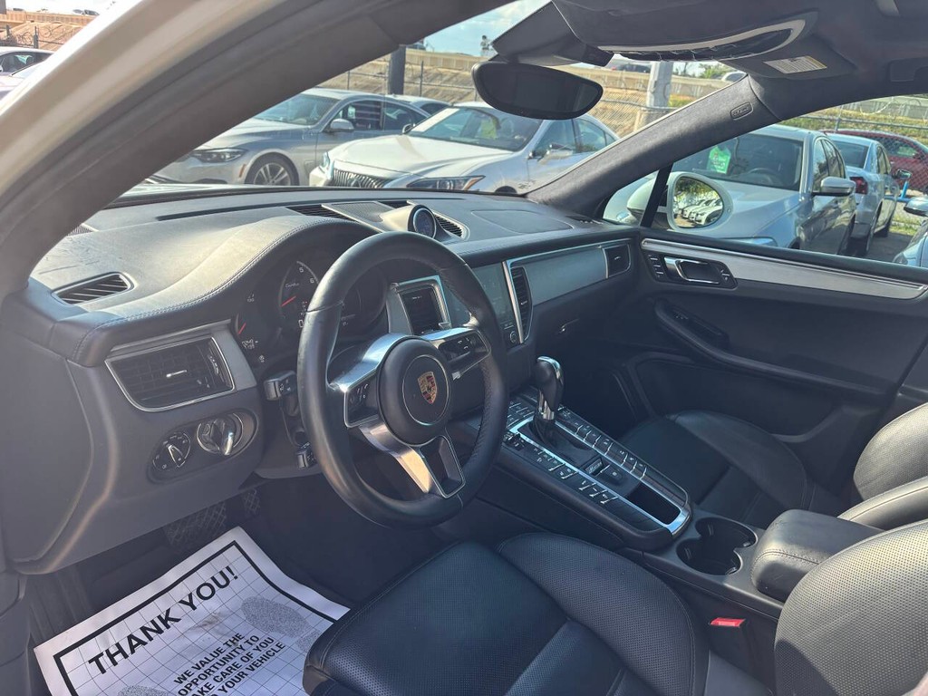 Porsche Macan Vehicle Full-screen Gallery Image 08