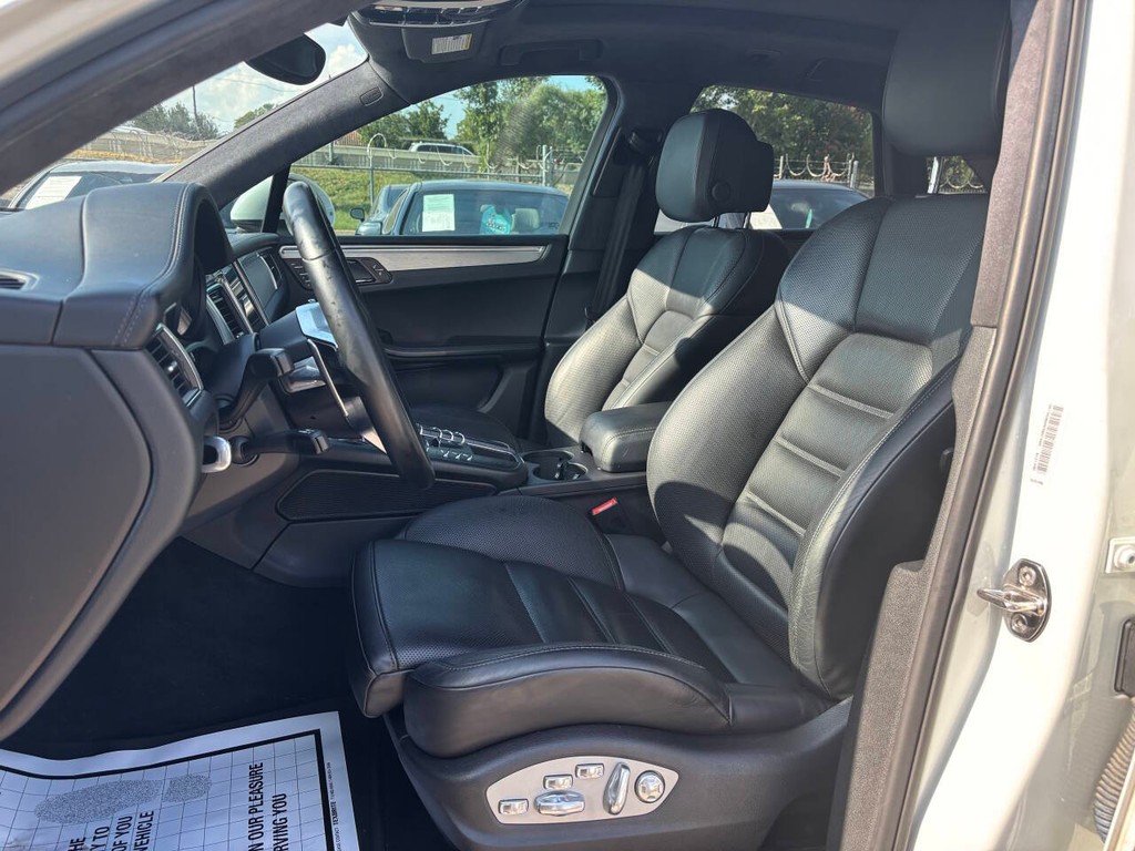 Porsche Macan Vehicle Full-screen Gallery Image 10