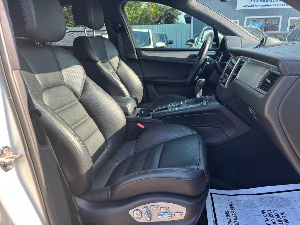 Porsche Macan Vehicle Full-screen Gallery Image 11