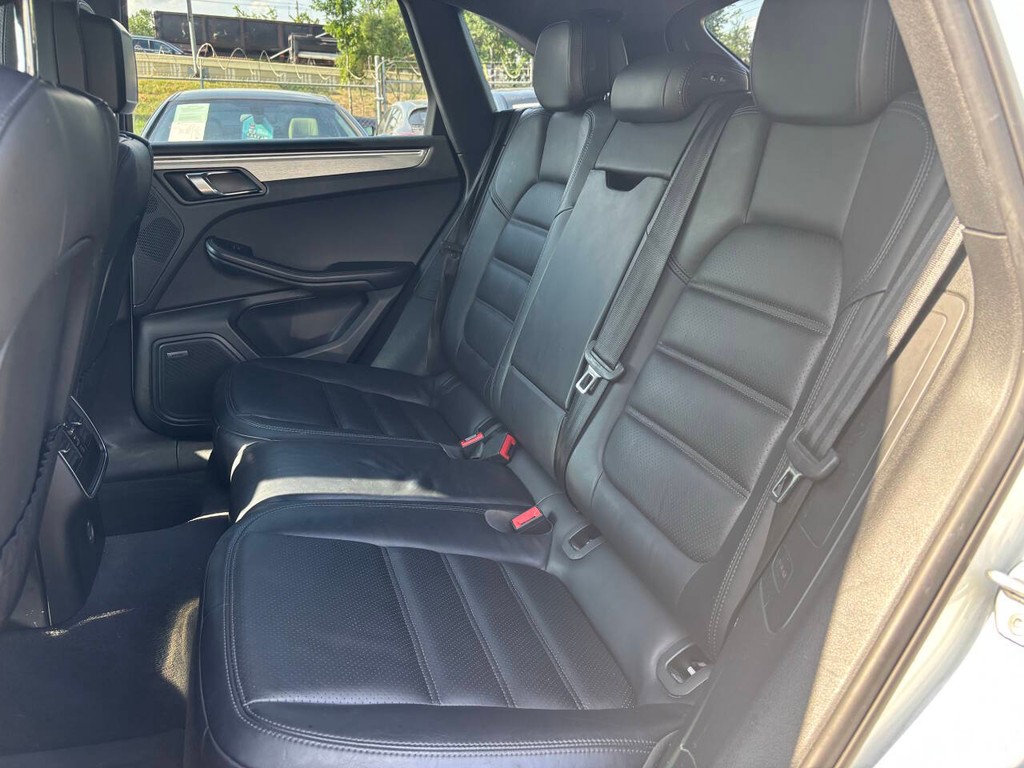 Porsche Macan Vehicle Full-screen Gallery Image 12