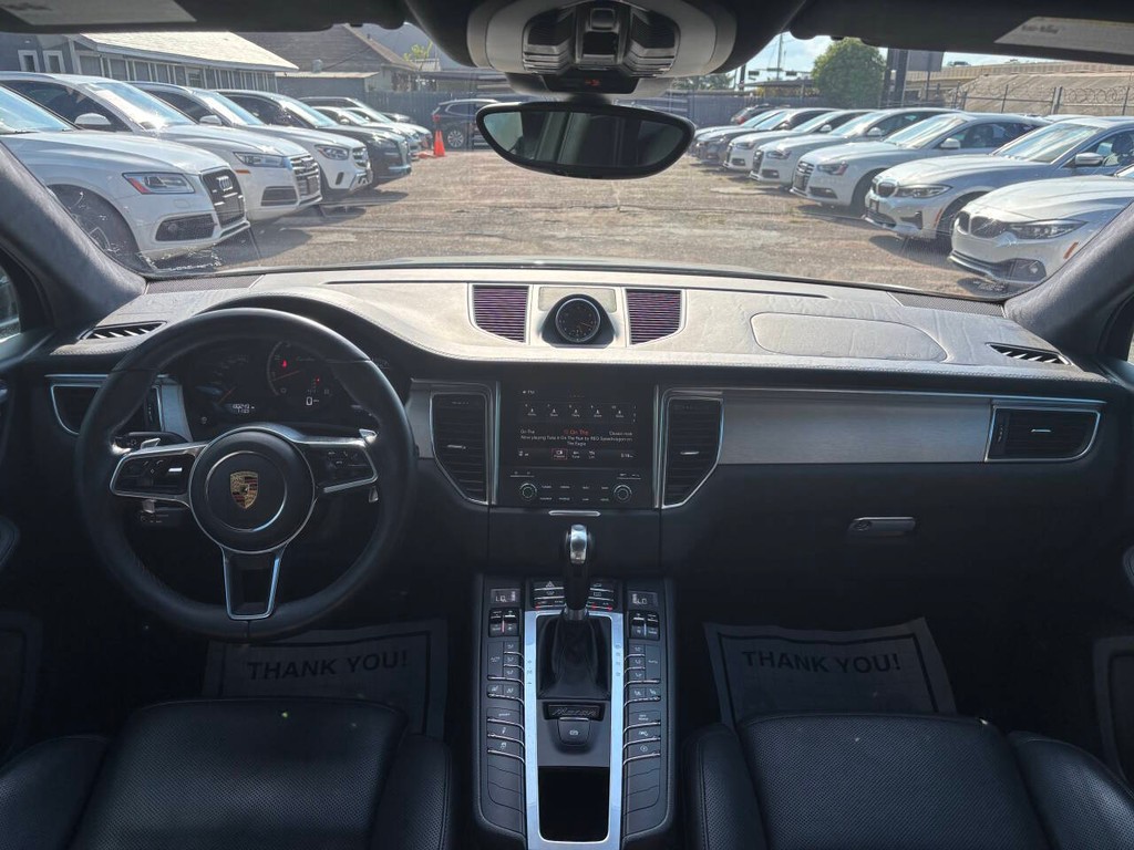 Porsche Macan Vehicle Full-screen Gallery Image 13