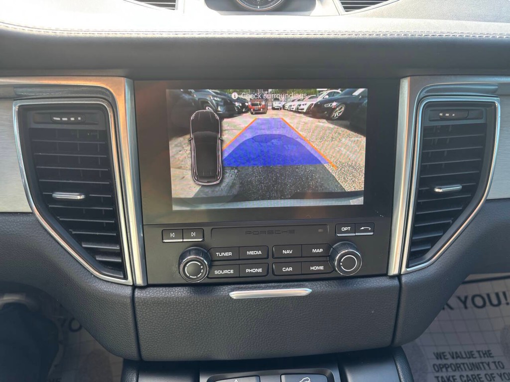 Porsche Macan Vehicle Full-screen Gallery Image 14