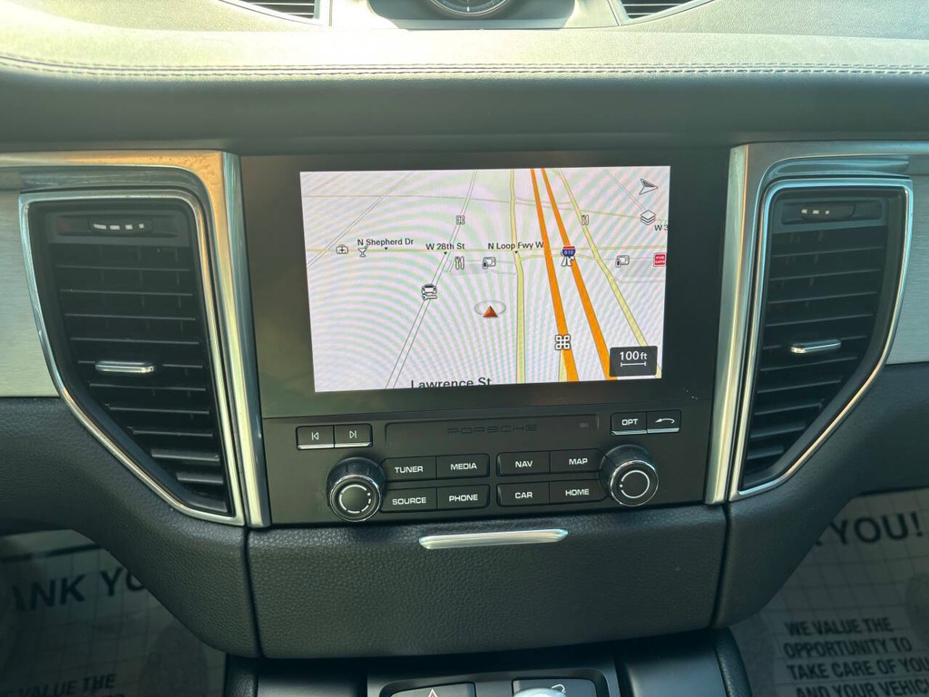 Porsche Macan Vehicle Full-screen Gallery Image 15