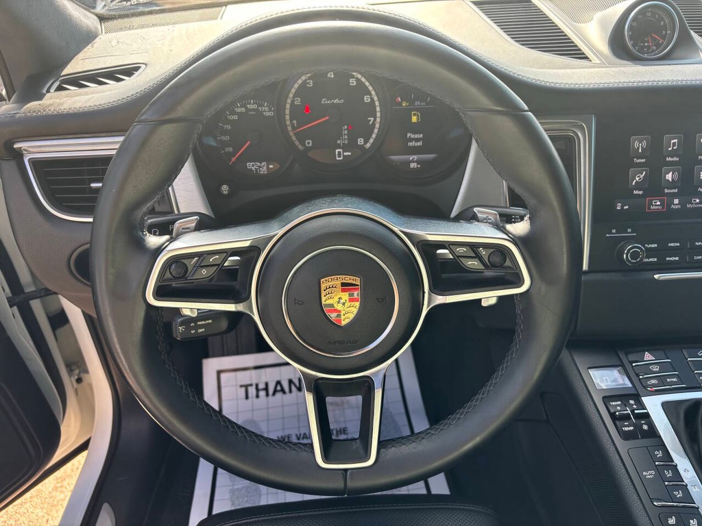 Porsche Macan Vehicle Full-screen Gallery Image 16