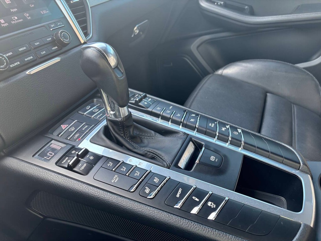 Porsche Macan Vehicle Full-screen Gallery Image 17