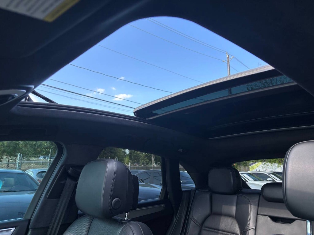 Porsche Macan Vehicle Full-screen Gallery Image 18