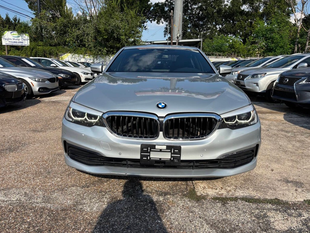 BMW 5 Series Vehicle Full-screen Gallery Image 03