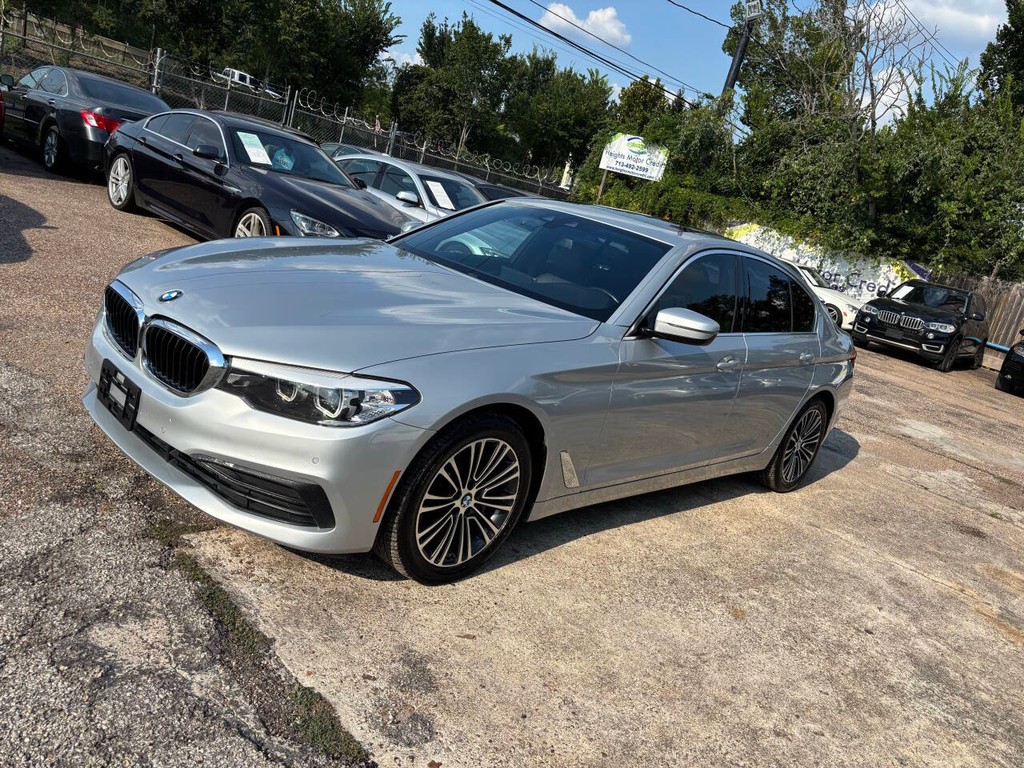 BMW 5 Series Vehicle Full-screen Gallery Image 04