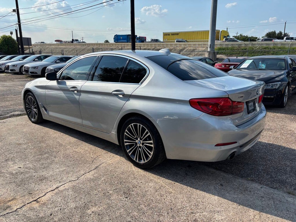 BMW 5 Series Vehicle Full-screen Gallery Image 05