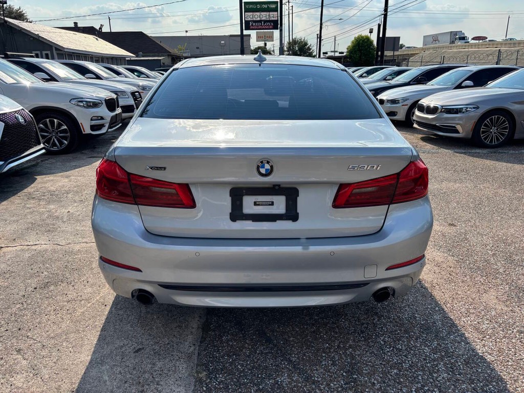 BMW 5 Series Vehicle Full-screen Gallery Image 06