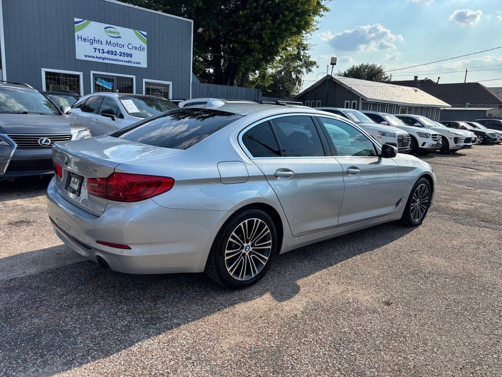 BMW 5 Series Vehicle Full-screen Gallery Image 07