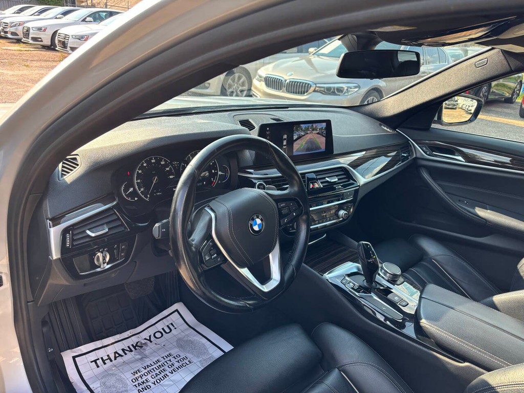 BMW 5 Series Vehicle Full-screen Gallery Image 08