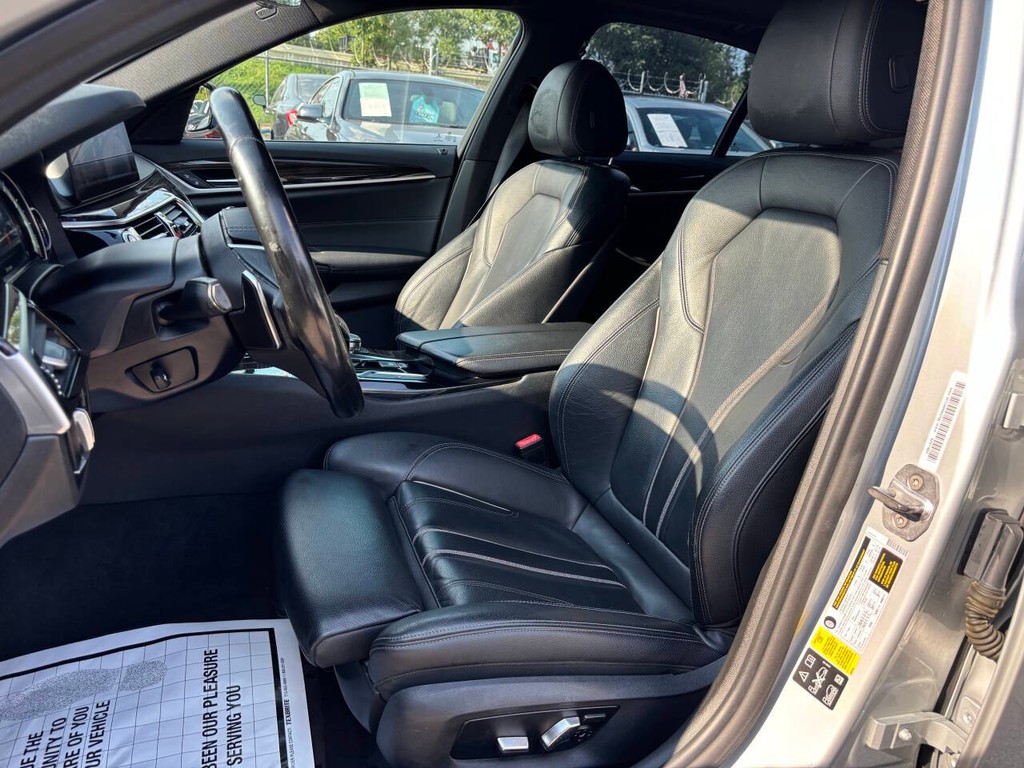 BMW 5 Series Vehicle Full-screen Gallery Image 09