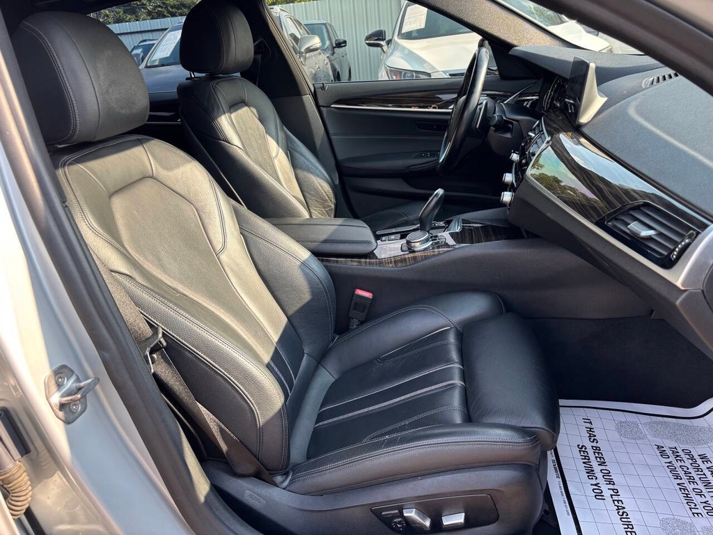 BMW 5 Series Vehicle Full-screen Gallery Image 10