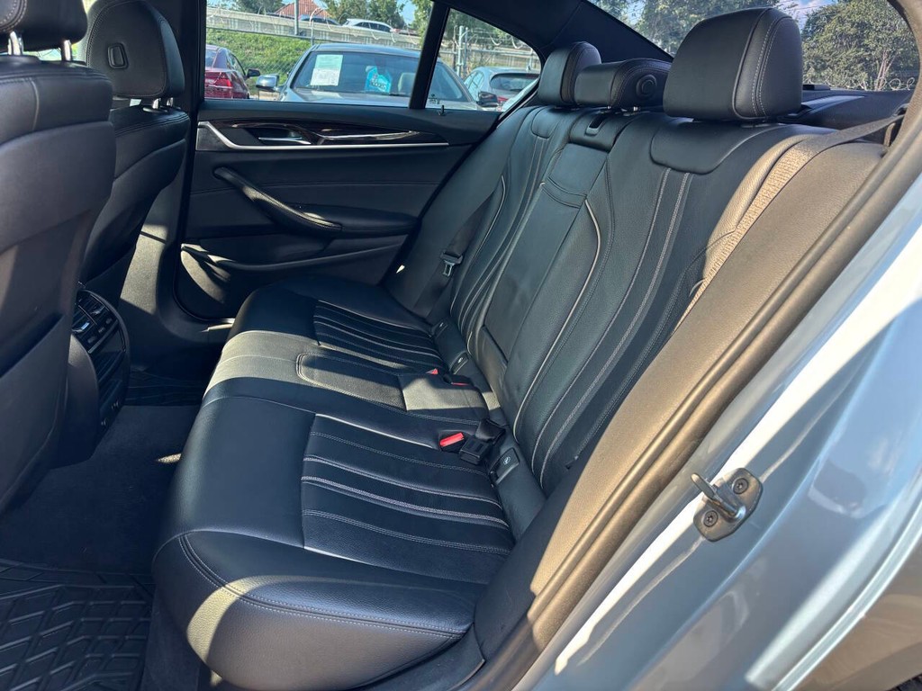 BMW 5 Series Vehicle Full-screen Gallery Image 11