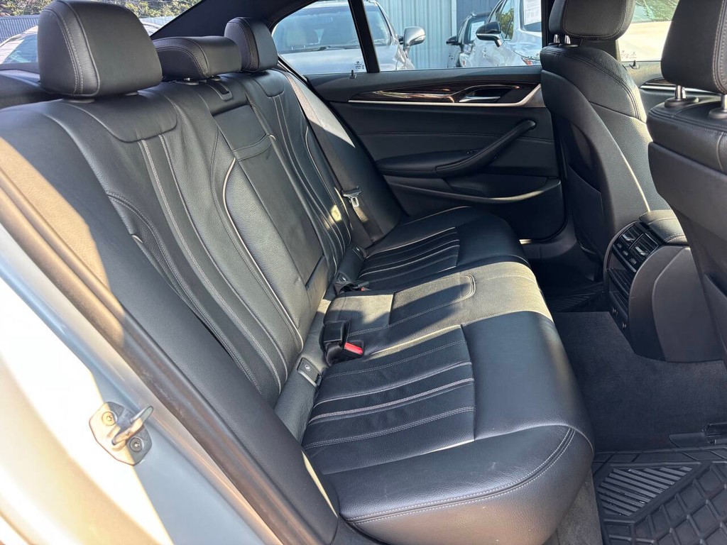 BMW 5 Series Vehicle Full-screen Gallery Image 12