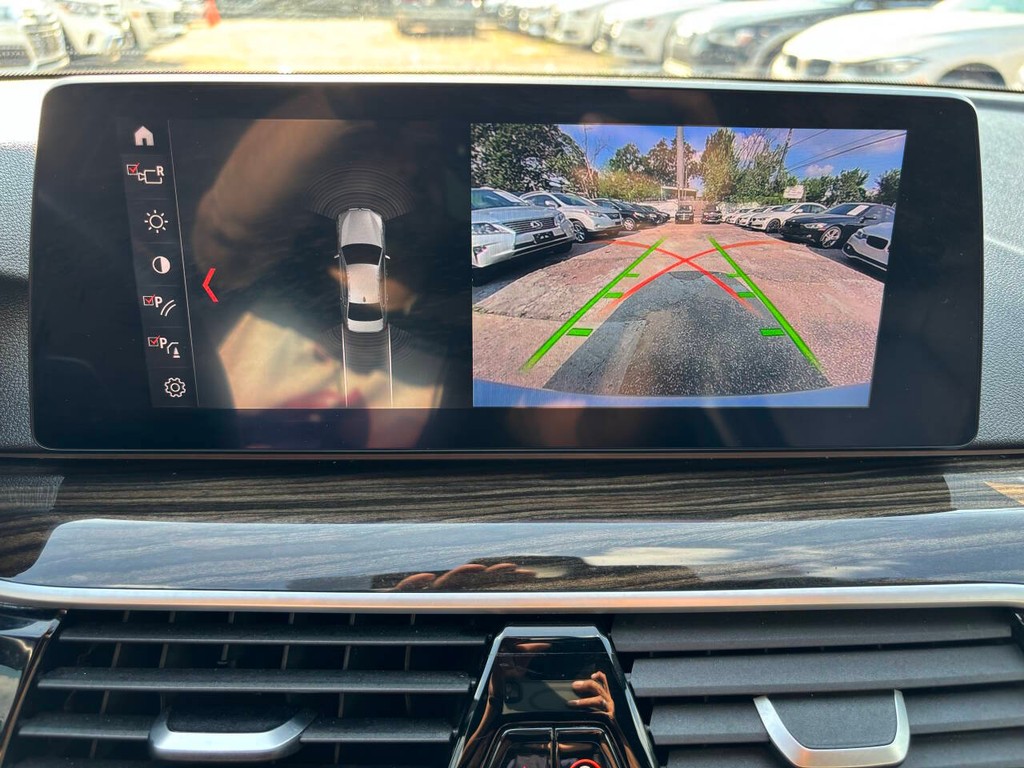 BMW 5 Series Vehicle Full-screen Gallery Image 15