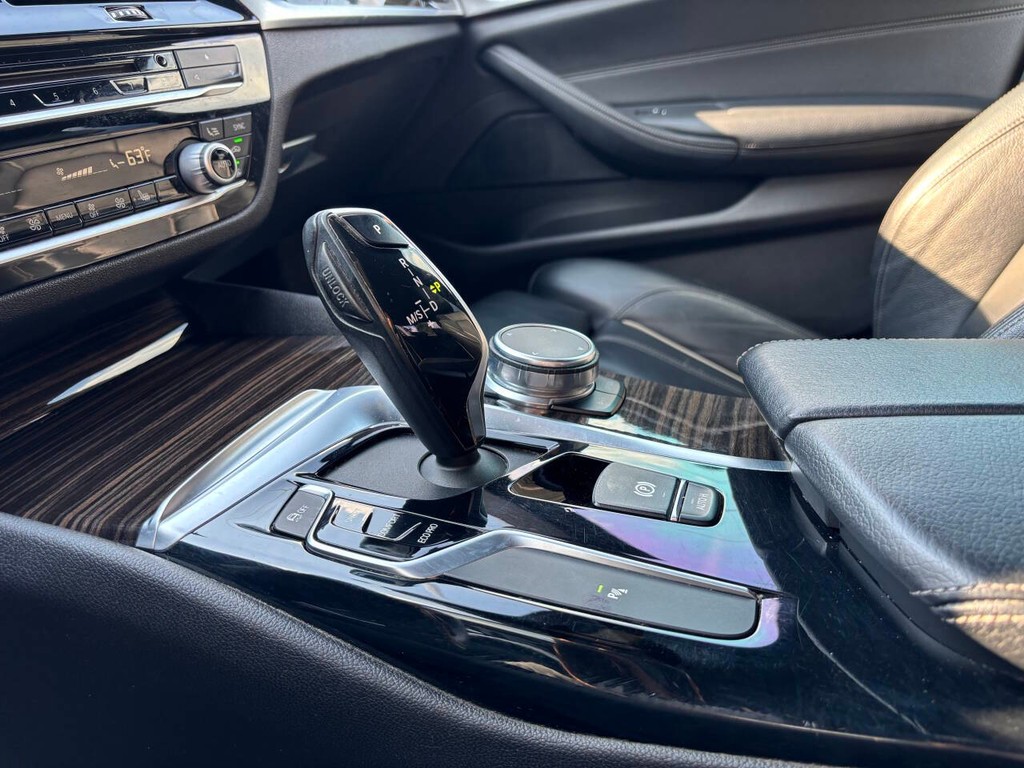 BMW 5 Series Vehicle Full-screen Gallery Image 16