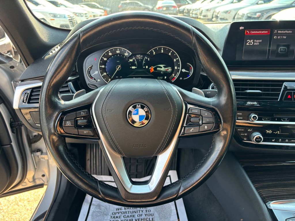 BMW 5 Series Vehicle Full-screen Gallery Image 17