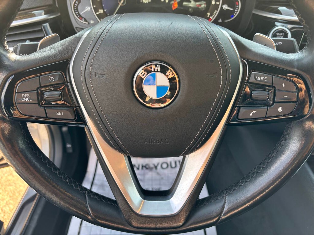 BMW 5 Series Vehicle Full-screen Gallery Image 18