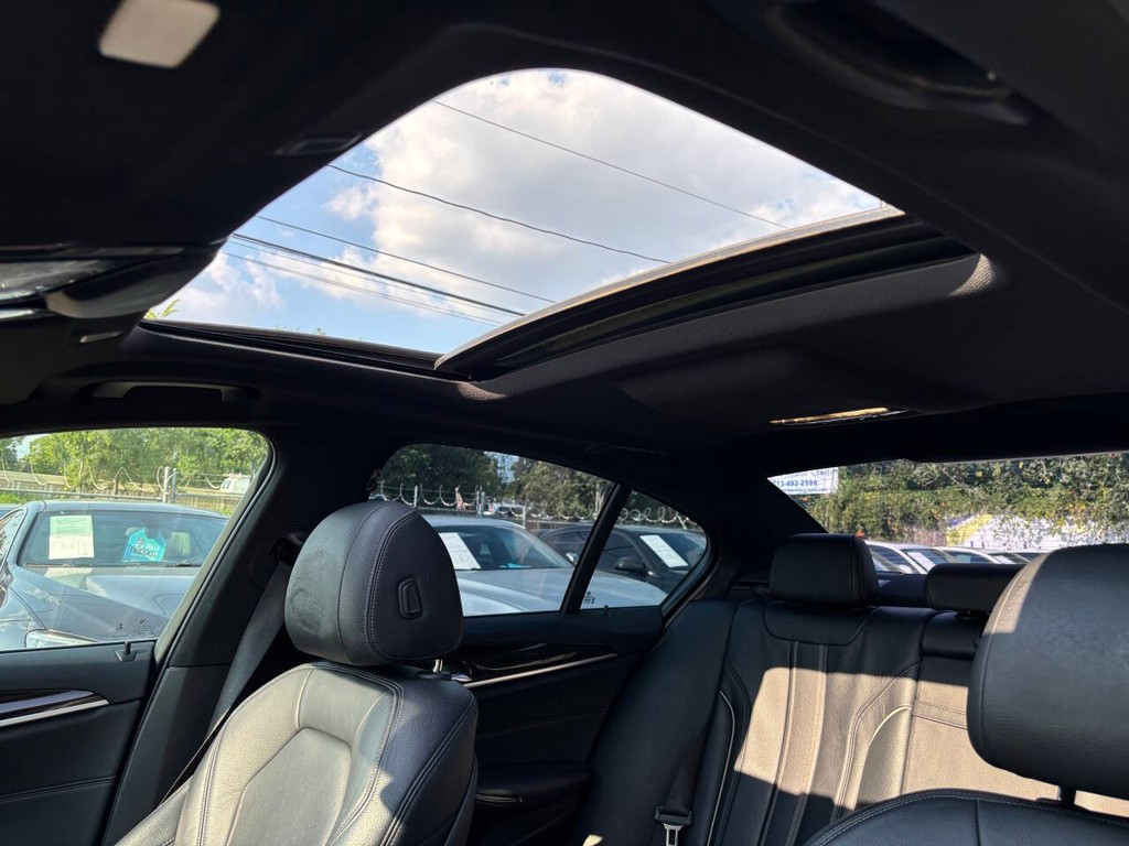 BMW 5 Series Vehicle Full-screen Gallery Image 19