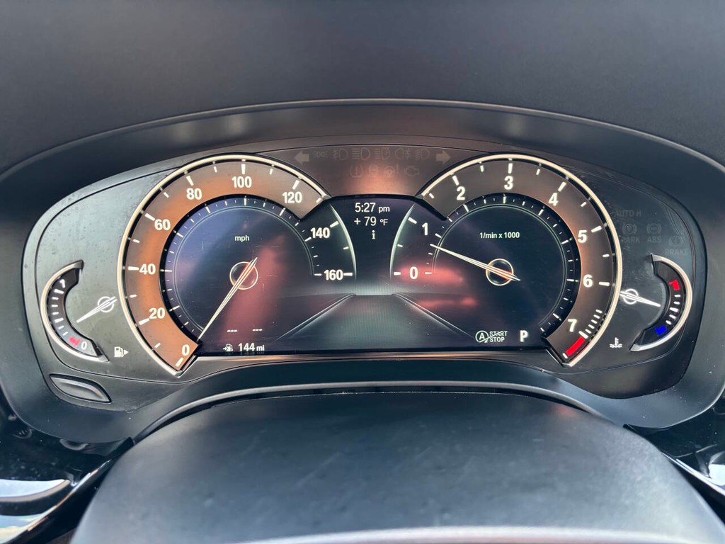 BMW 5 Series Vehicle Full-screen Gallery Image 20