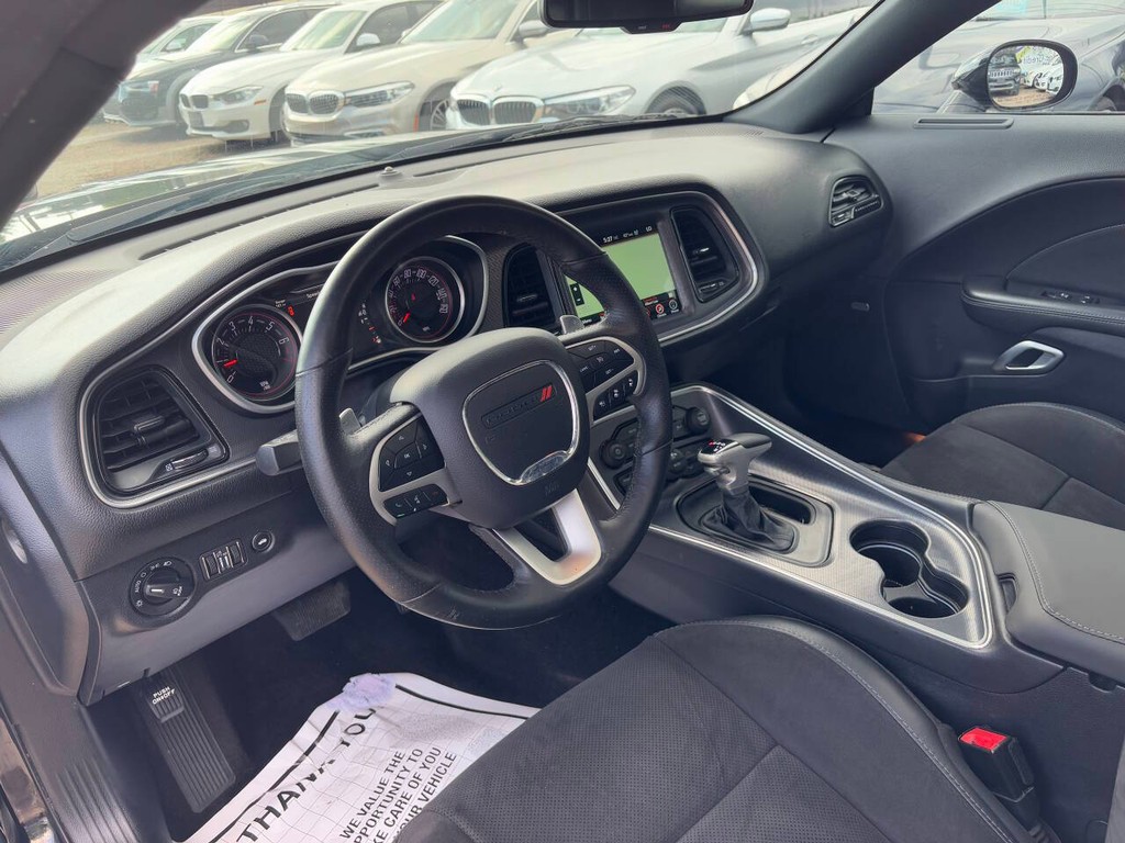 Dodge Challenger Vehicle Full-screen Gallery Image 10