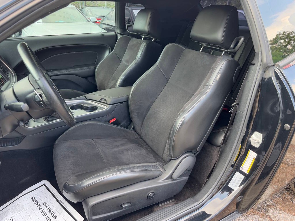 Dodge Challenger Vehicle Full-screen Gallery Image 11