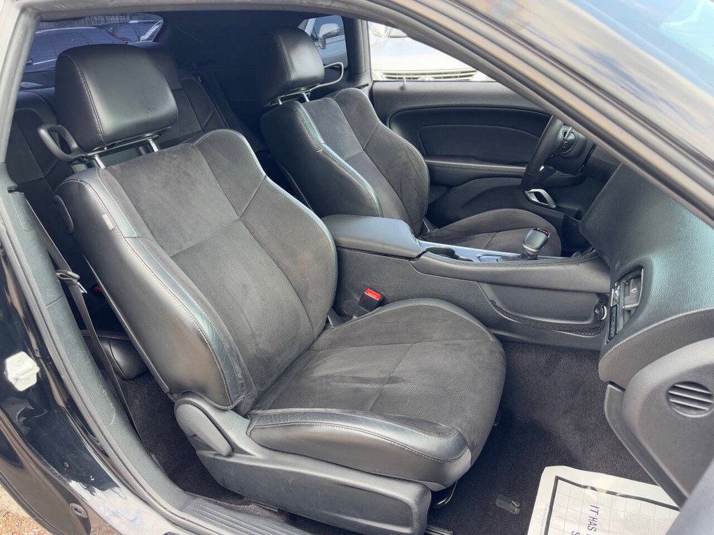 Dodge Challenger Vehicle Full-screen Gallery Image 12