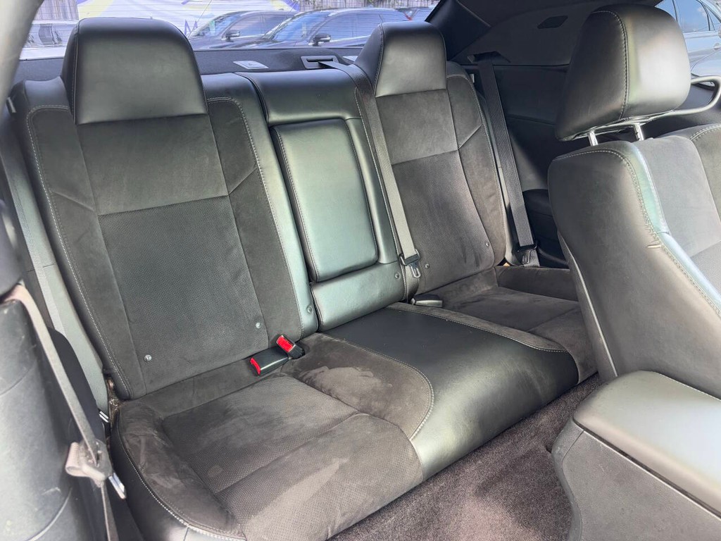 Dodge Challenger Vehicle Full-screen Gallery Image 13