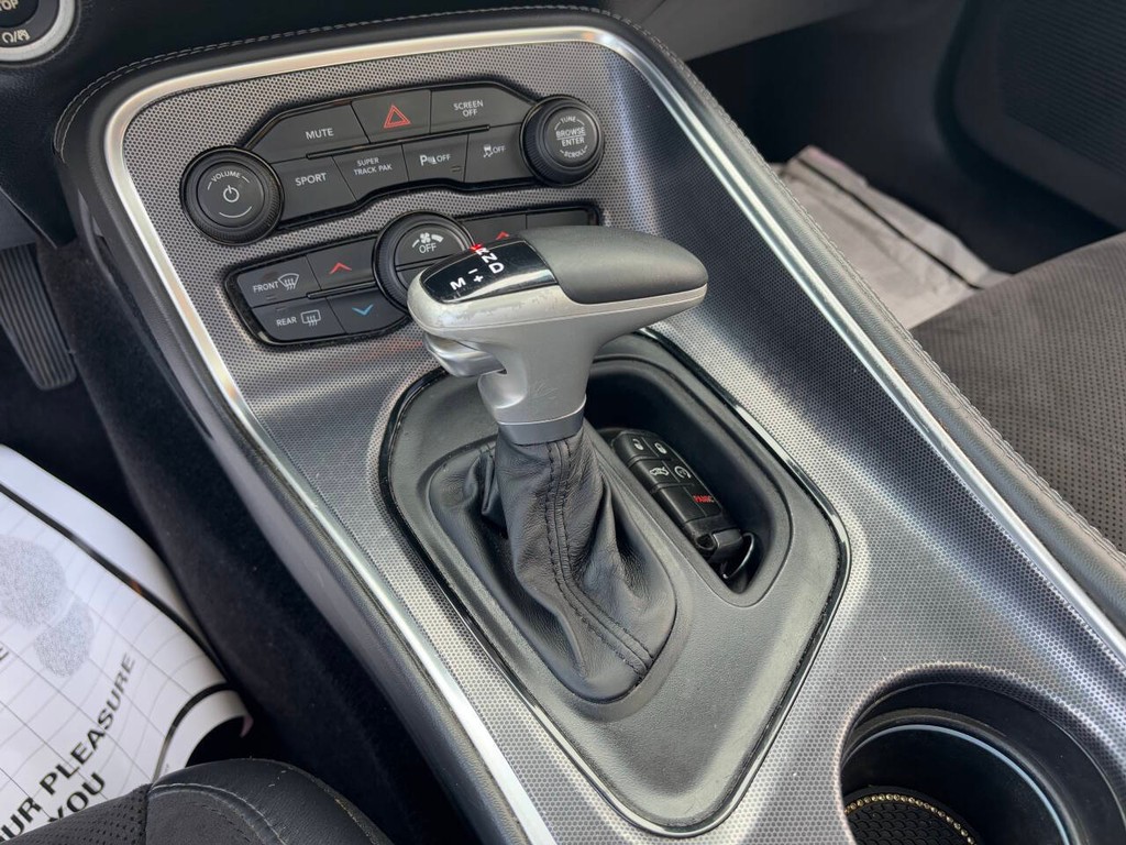 Dodge Challenger Vehicle Full-screen Gallery Image 16