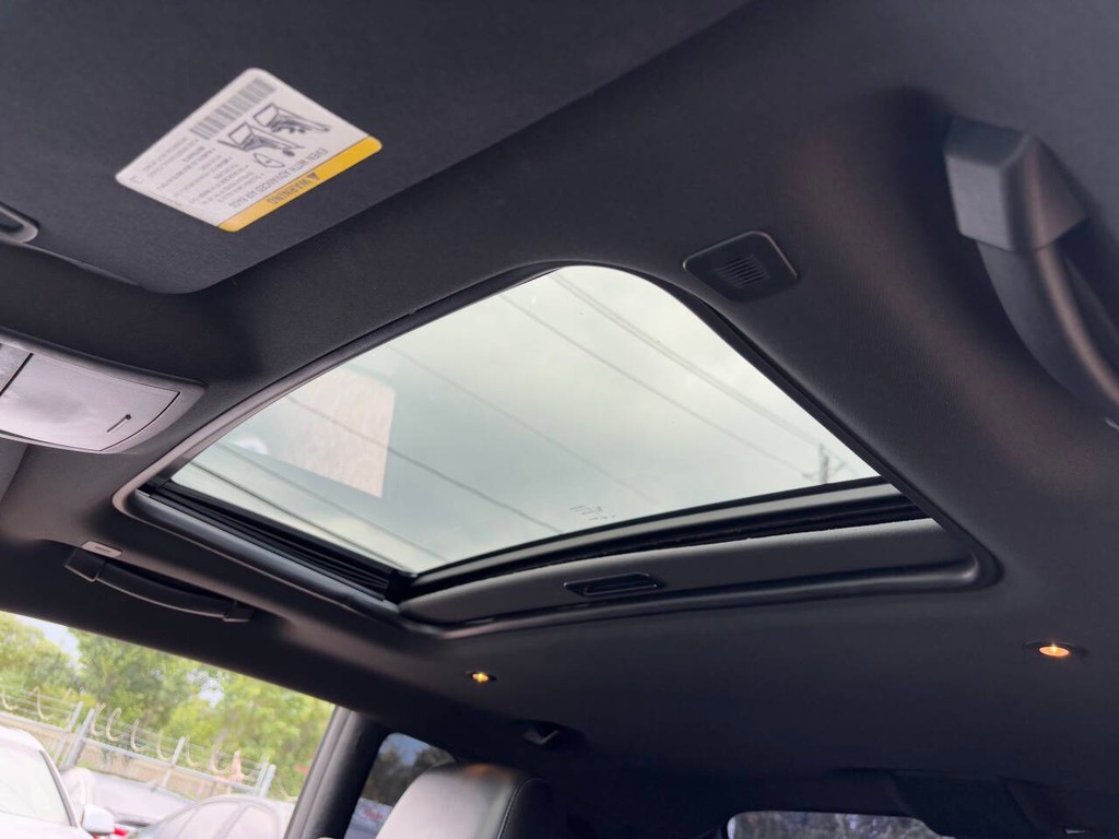 Dodge Challenger Vehicle Full-screen Gallery Image 19