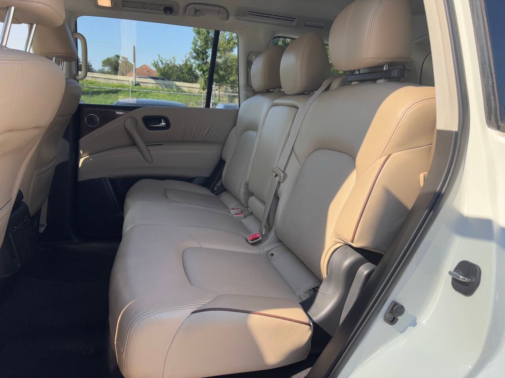 Nissan Armada Vehicle Full-screen Gallery Image 10
