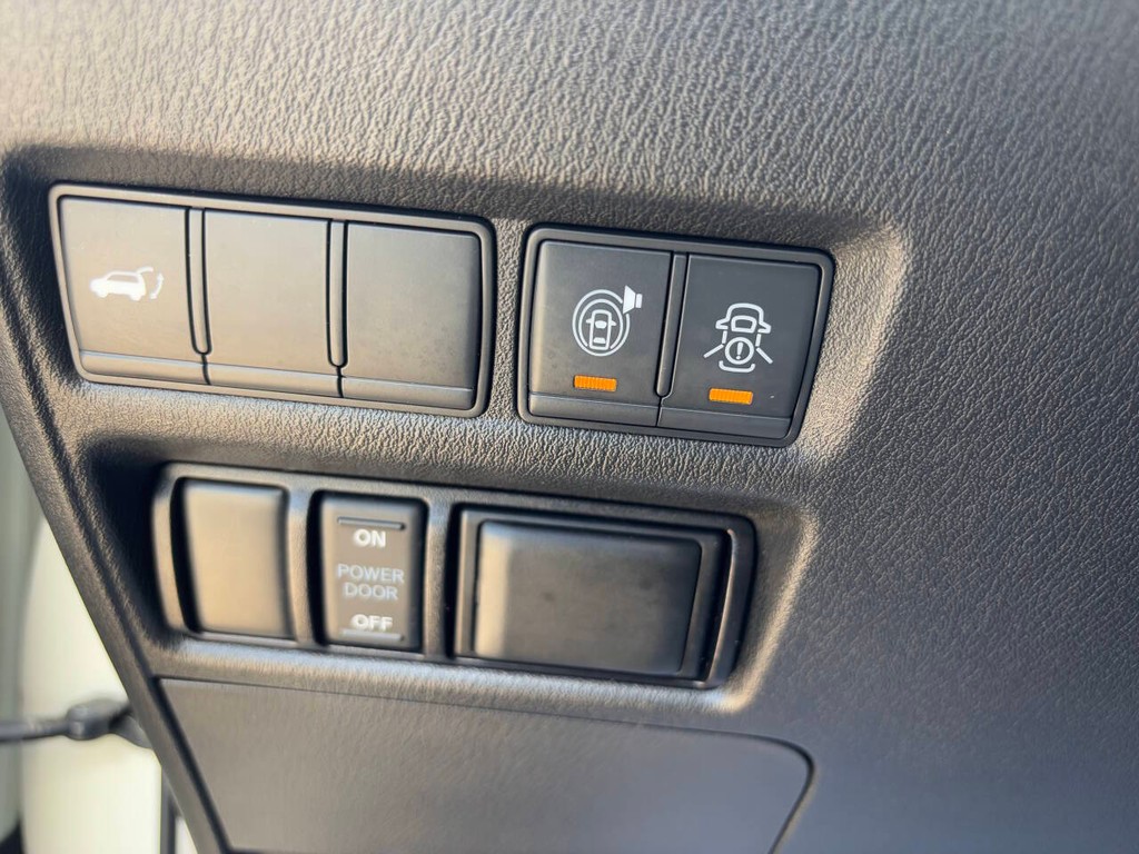 Nissan Armada Vehicle Full-screen Gallery Image 17
