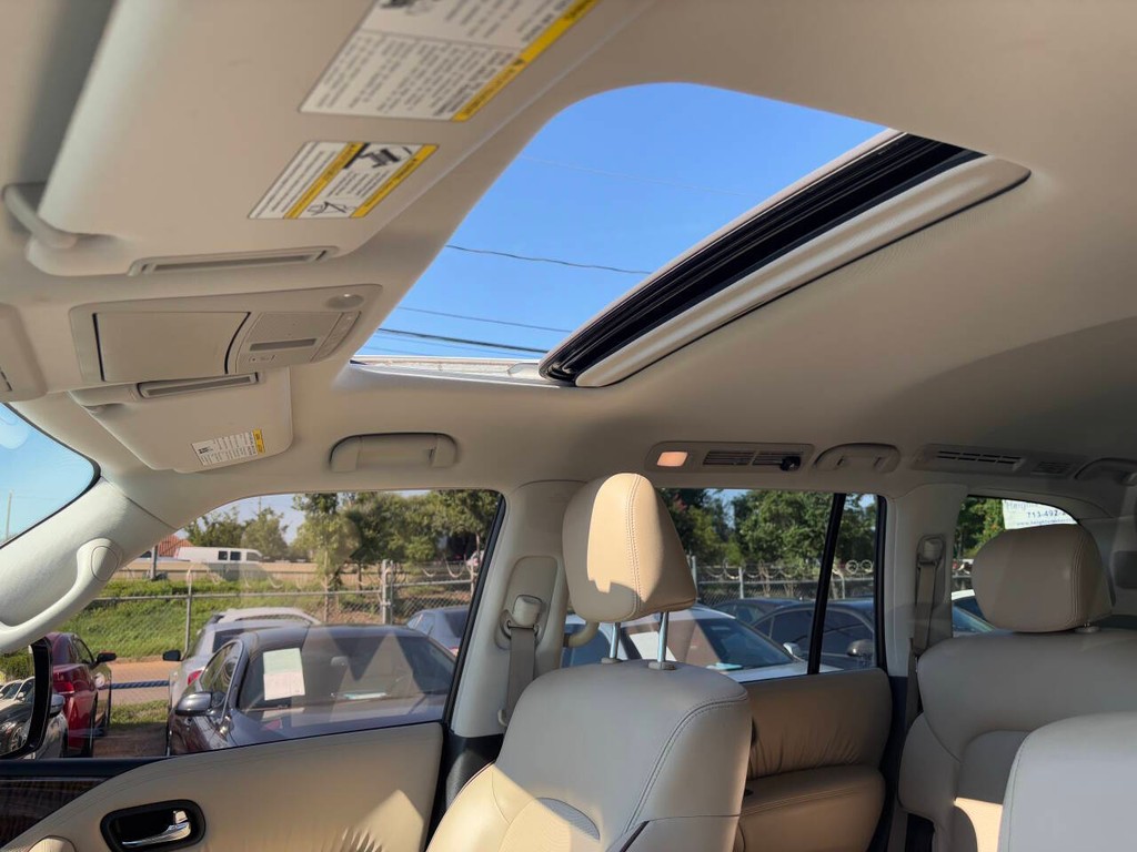 Nissan Armada Vehicle Full-screen Gallery Image 18