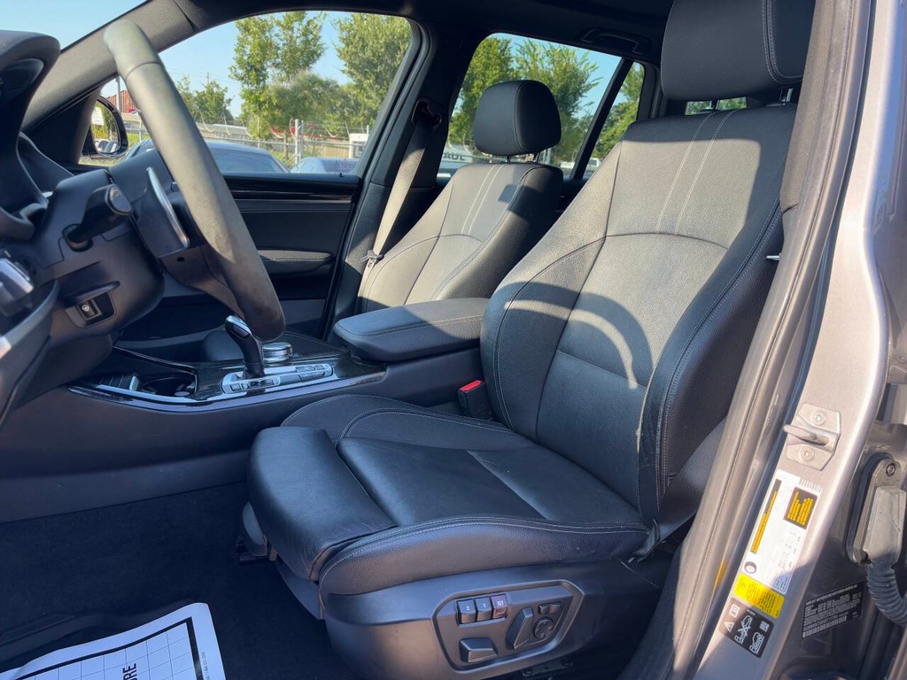 BMW X3 Vehicle Full-screen Gallery Image 09