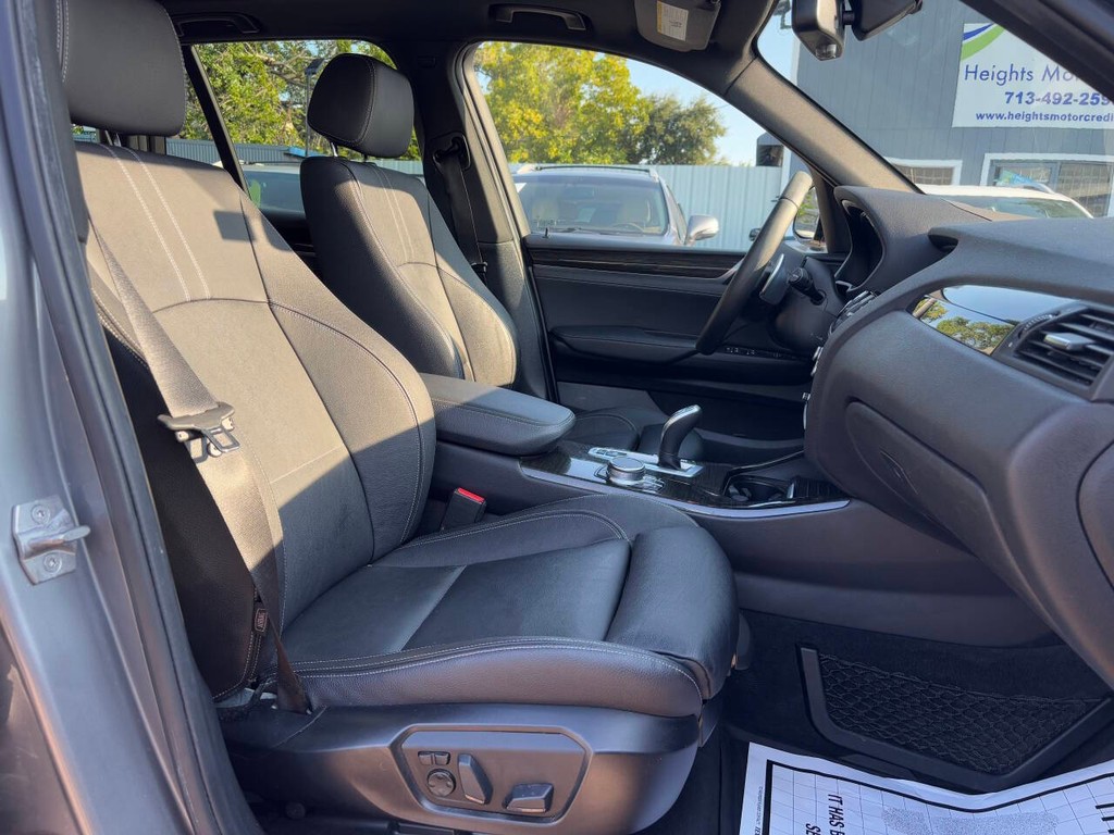 BMW X3 Vehicle Full-screen Gallery Image 11