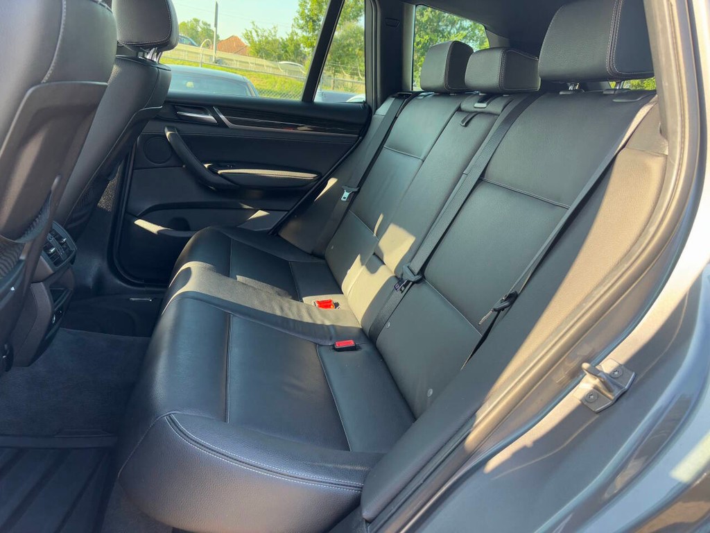 BMW X3 Vehicle Full-screen Gallery Image 12