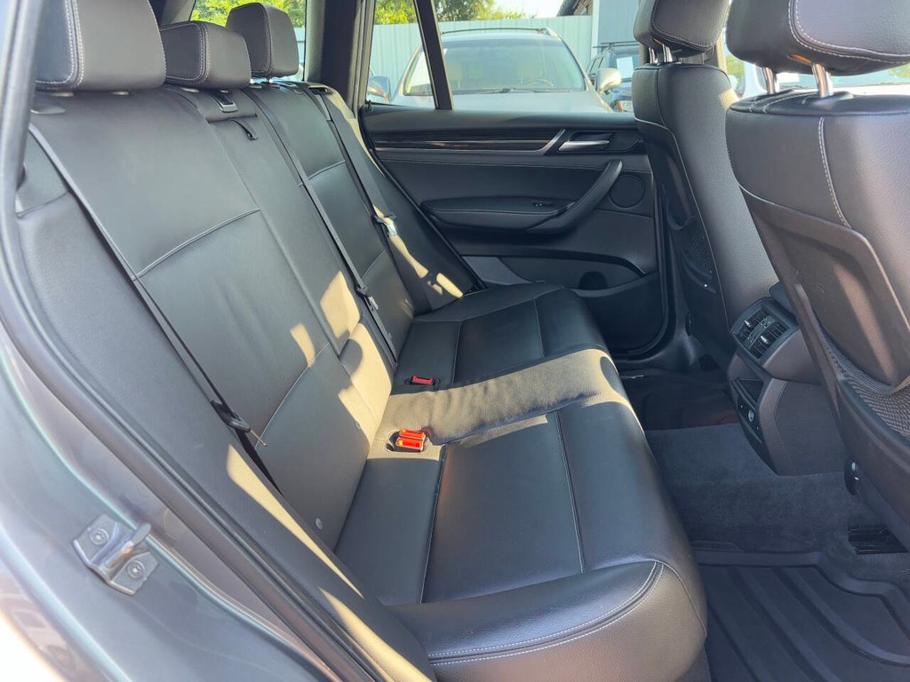 BMW X3 Vehicle Full-screen Gallery Image 13