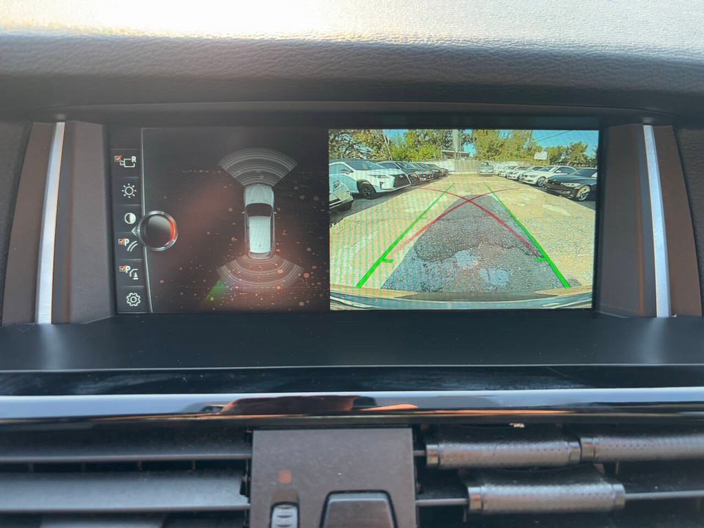 BMW X3 Vehicle Full-screen Gallery Image 16