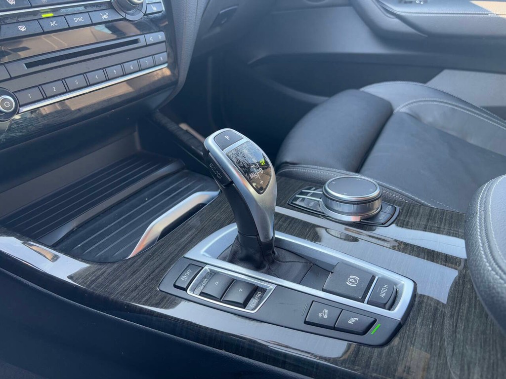 BMW X3 Vehicle Full-screen Gallery Image 17