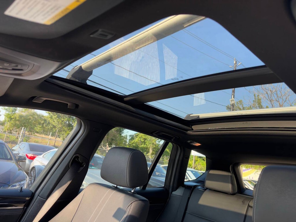 BMW X3 Vehicle Full-screen Gallery Image 19