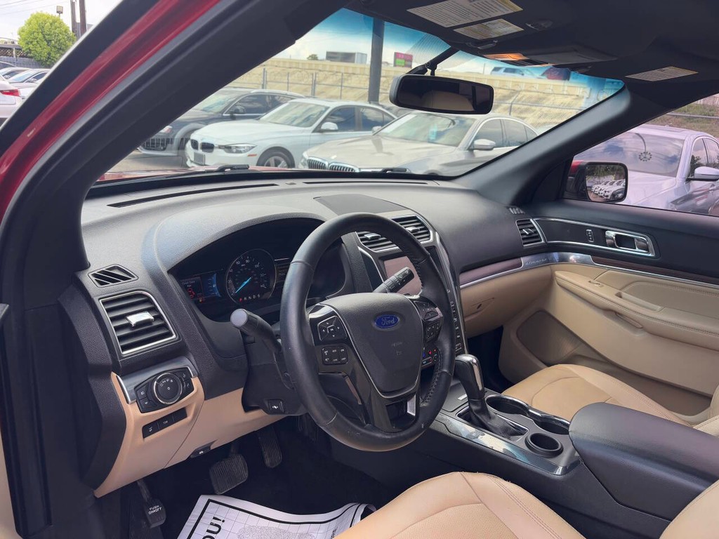 Ford Explorer Vehicle Full-screen Gallery Image 08