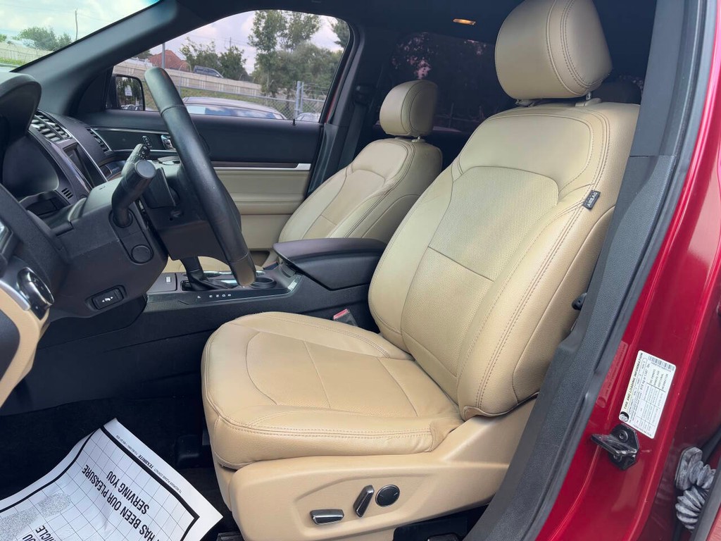 Ford Explorer Vehicle Full-screen Gallery Image 09