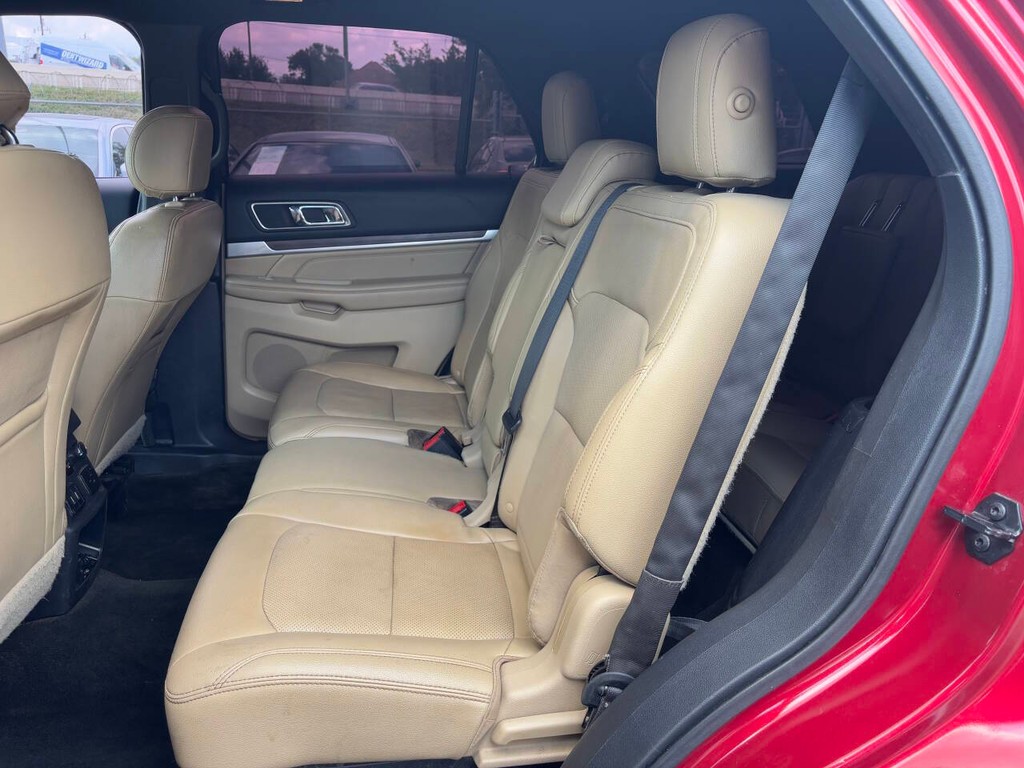 Ford Explorer Vehicle Full-screen Gallery Image 11