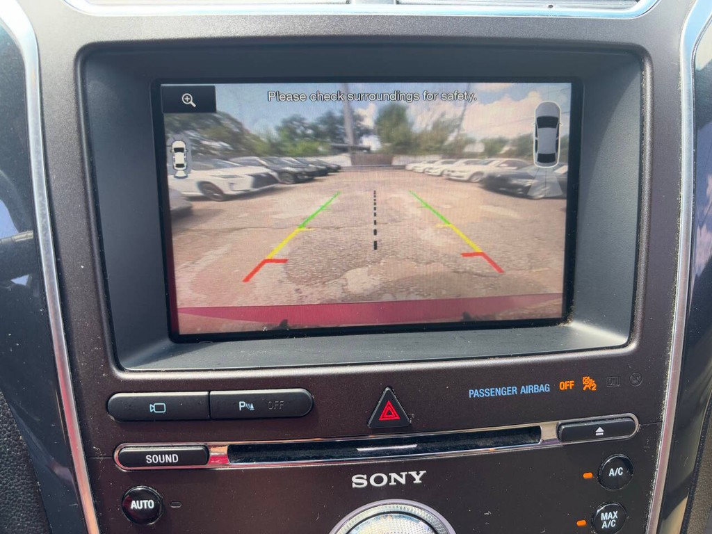 Ford Explorer Vehicle Full-screen Gallery Image 15