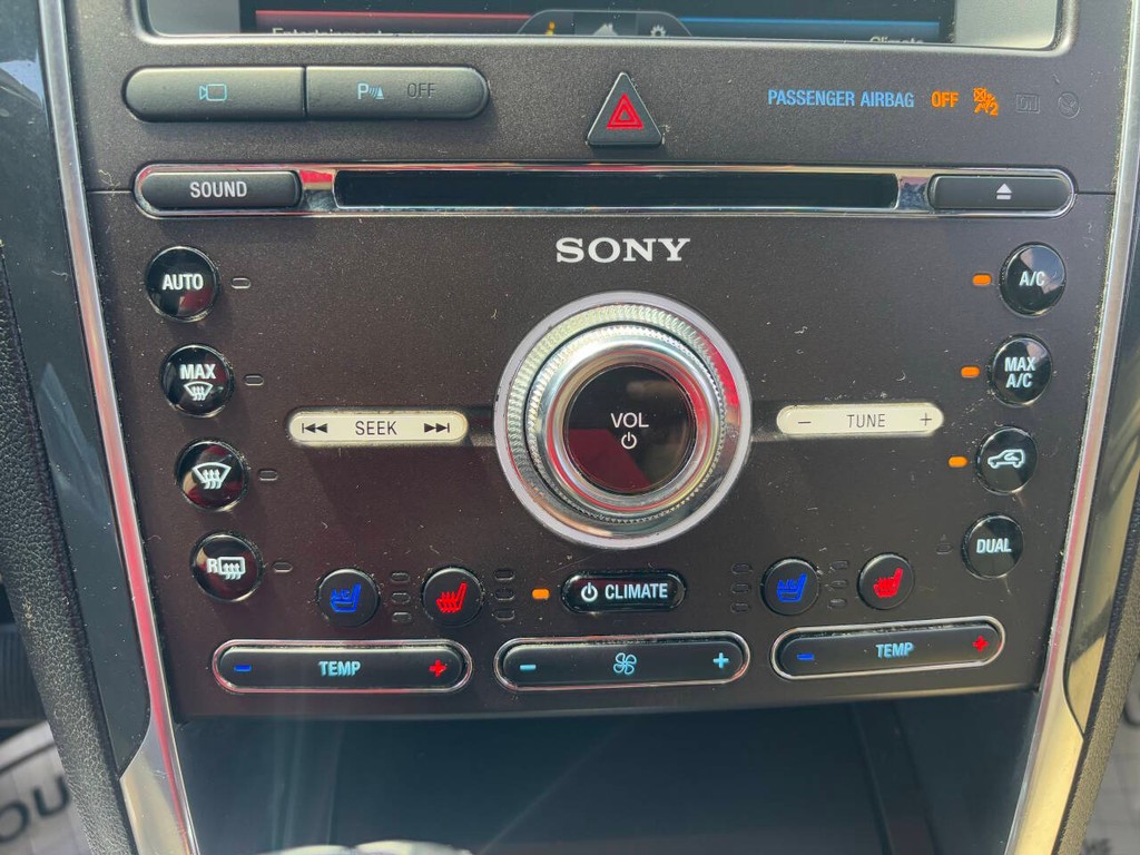 Ford Explorer Vehicle Full-screen Gallery Image 16