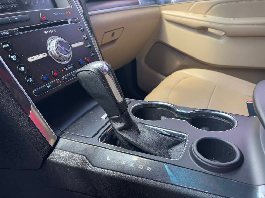 Ford Explorer Vehicle Full-screen Gallery Image 17