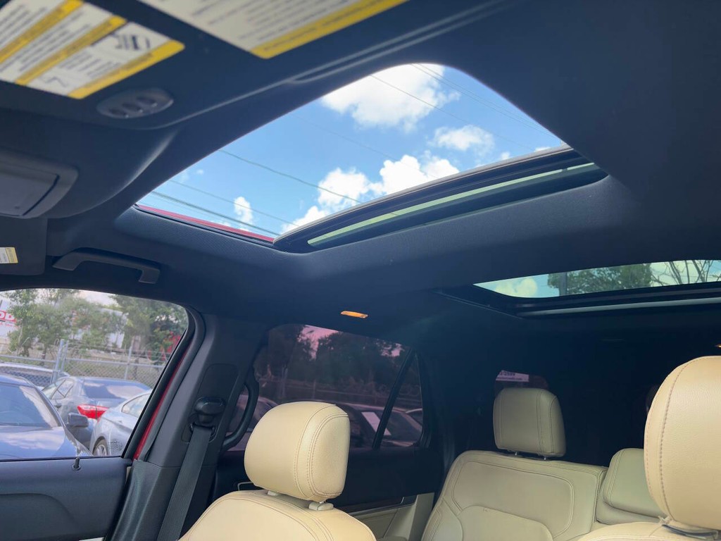 Ford Explorer Vehicle Full-screen Gallery Image 19